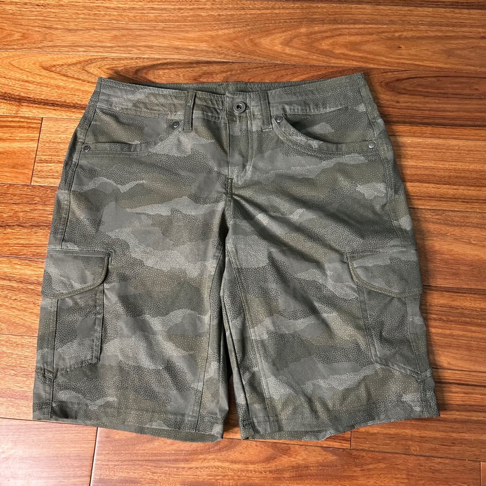 KUHL Womens flex fit Camo Cargo Shorts Green Hiking Utility Size 4 Gorpcore
